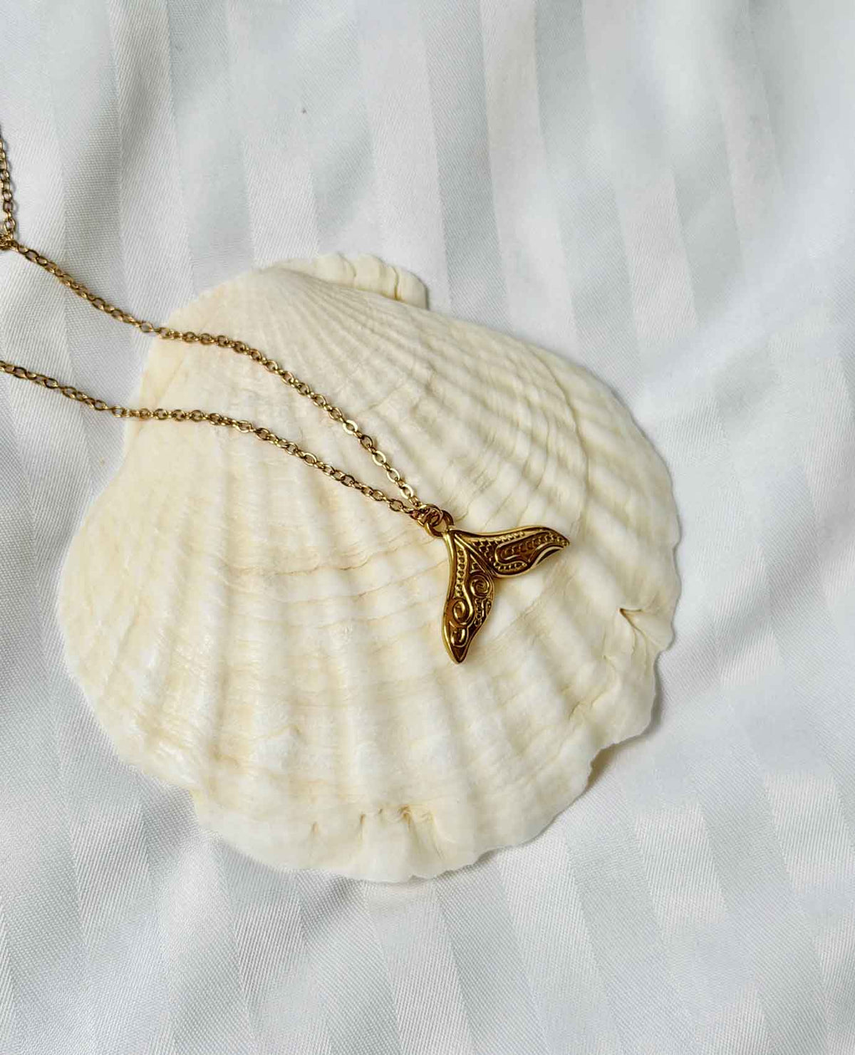 Stylized fin necklace (gold/silver)