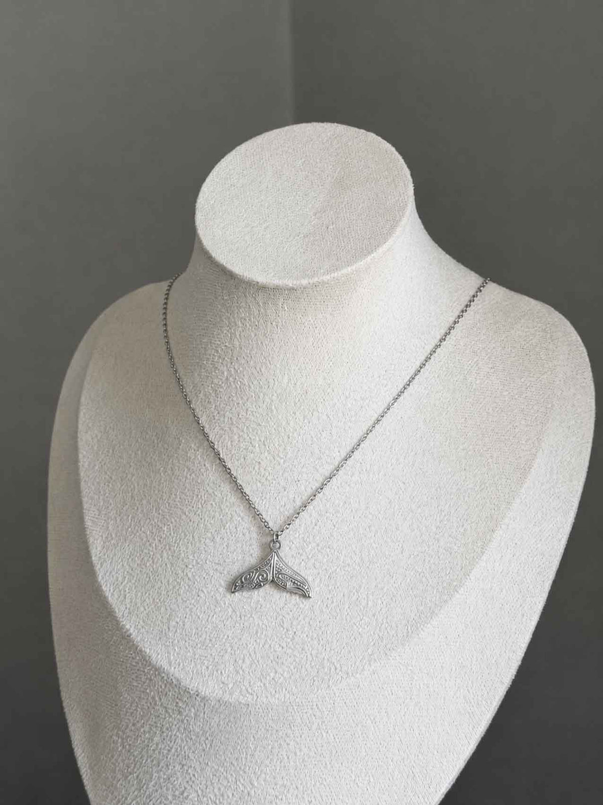 Stylized fin necklace (gold/silver)