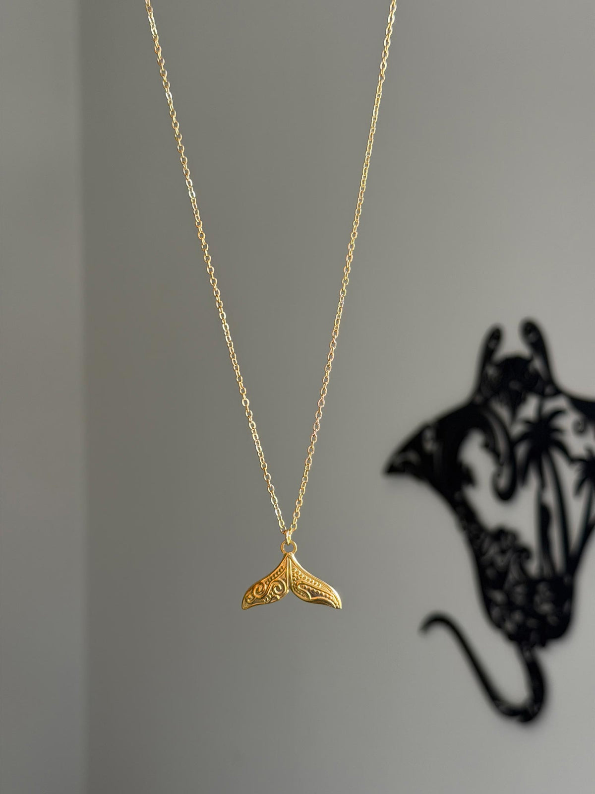 Stylized fin necklace (gold/silver)